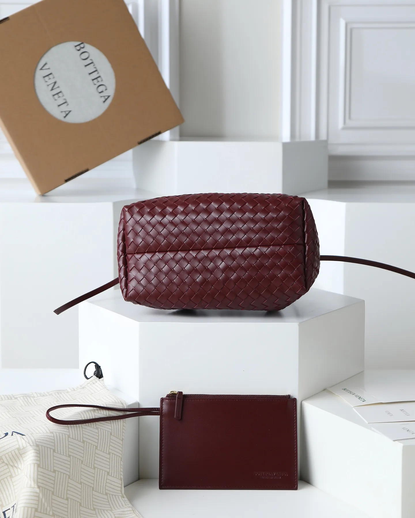 1000. BOTTEGA VENETA's 2025 new product pinacoteca has super soft leather, and the weaving function, practicality and relaxed fashion sense have not been lost ❤️‍🔥Amway is a must-have bag for sisters when going out. The size also accurately meets the commuting needs of urban beauties, and it can fit everything! ! ! 🔥The capacity should not be underestimated~ It doesn’t pick the person, the occasion, or the occasion. With its majestic curved outline, exquisite woven texture, delicate edges and rounded handles, this woven vegetable basket bag truly achieves the goal of “dressing up and being fashionable without getting in the way”~ Are you interested in Jimei? Style number: 819004 Size: 24*15*12cm